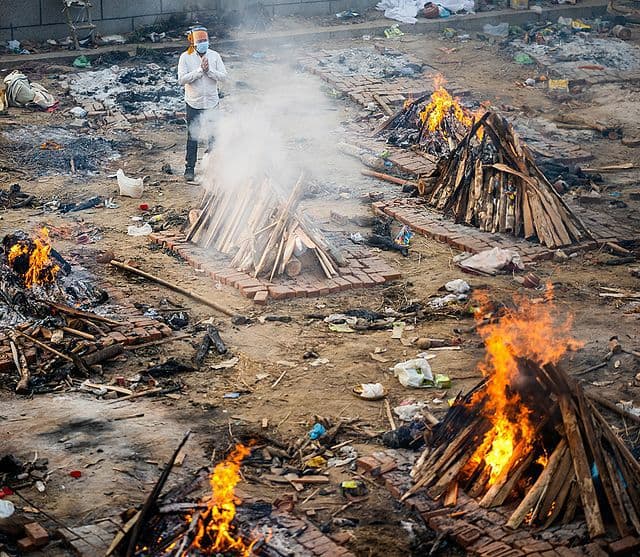 سوزاندن اجساد قربانیان کرونا در هند