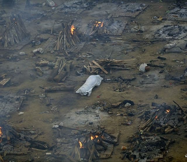 سوزاندن اجساد قربانیان کرونا در هند