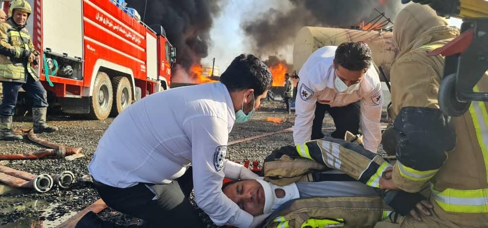 اطفاء کامل آتش سوزی پالایشگاه تهران/ 11 نفر زخمی شدند