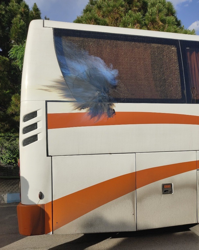 برخورد چند نارنجک به اتوبوس تیم پرسپولیس (+عکس)