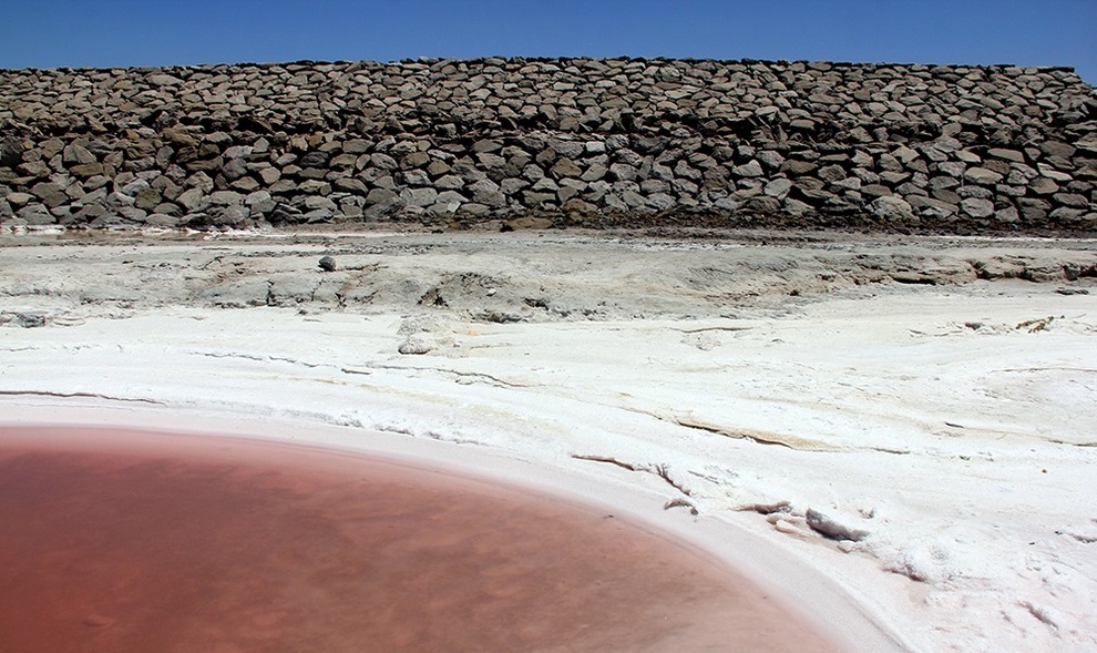 (تصاویر) دریاچه ارومیه سرخ شد