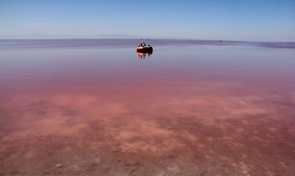 (تصاویر) دریاچه ارومیه سرخ شد