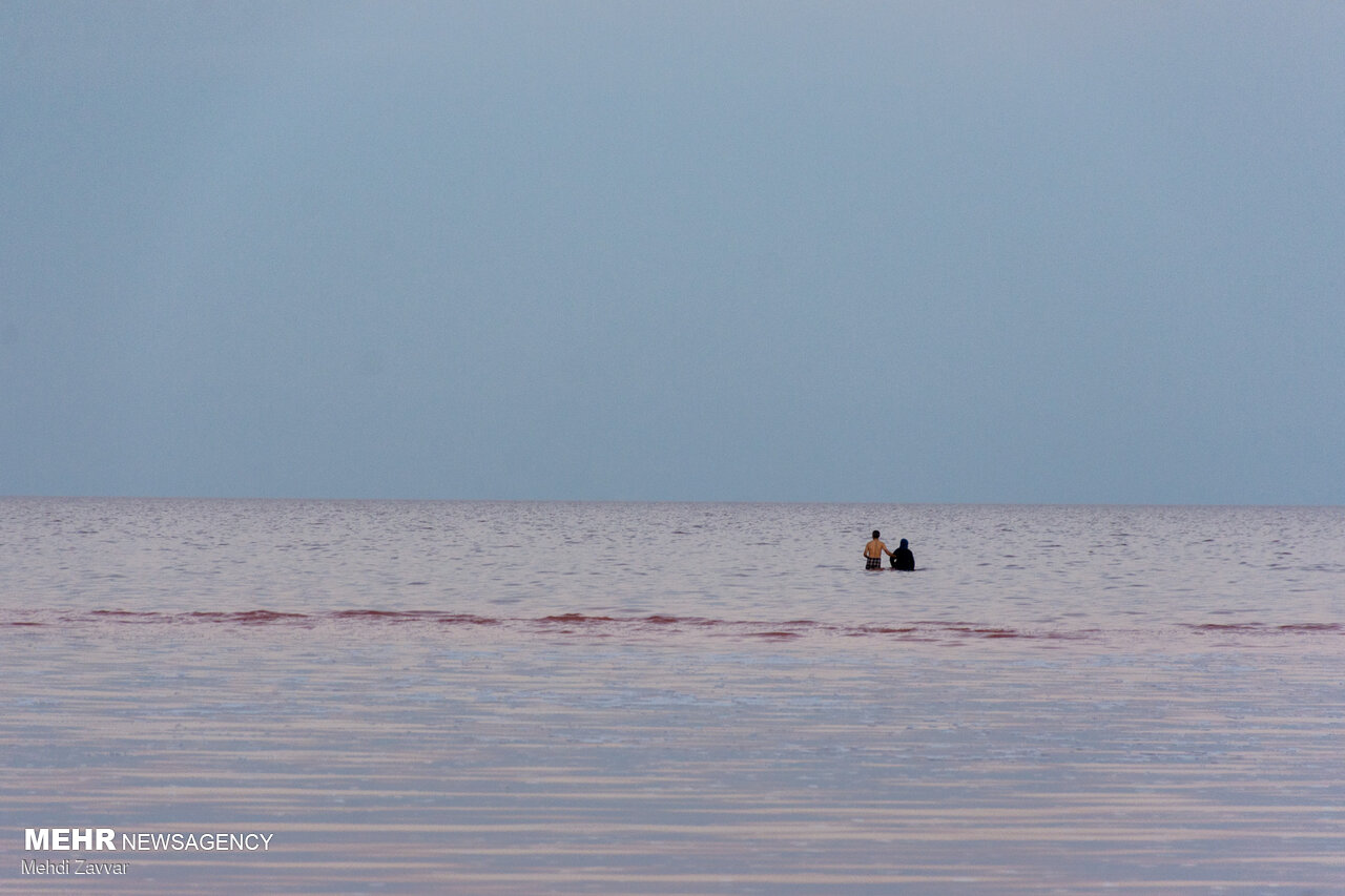 تصاویر | گردشگری کرونایی در دریاچه ارومیه