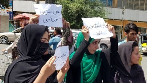 سخنگوی طالبان: زنان شاغل فعلا خانه بمانند / نیروهای امنیتی ما در مورد چگونگی صحبت با زنان آموزش ندیده اند