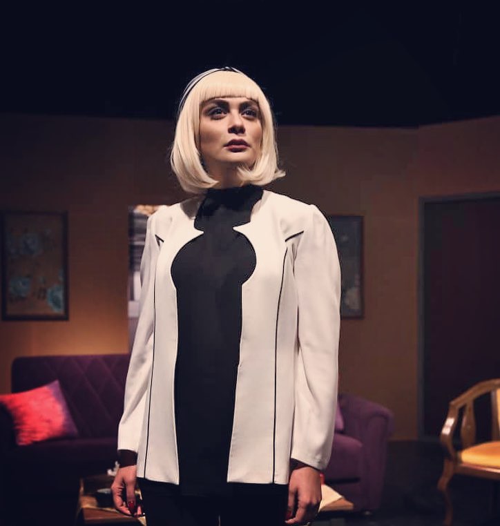 حجاب منشوری بازیگر زن در صحنه تئاتر