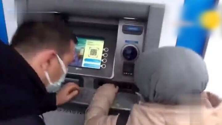 اتفاقی عجیب در ترکیه|گیر کردن دست دختر دانشجو در دستگاه عابر بانک |فیلم