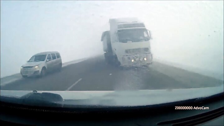 فوری: برخورد مرگبار کامیون در مه| فیلم