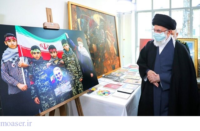 بازدید رهبر انقلاب از نمایشگاه تولیدات فرهنگی هنری پیرامون شهید سلیمانی