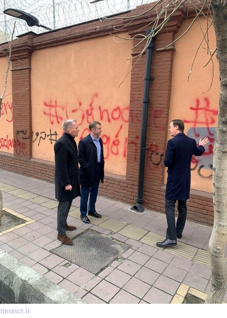 بازدید سفرای آلمان و فرانسه از دیوار نویسی های سفارت انگلیس در تهران