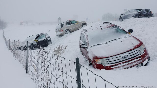 کولاک قرن در آمریکا؛ جستجوی اجساد یخ‌زده در خودروهای مدفون در برف