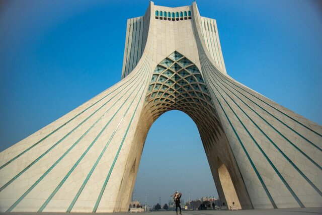 تجلیل از بانوان مدافع سلامت تهران در برج آزادی