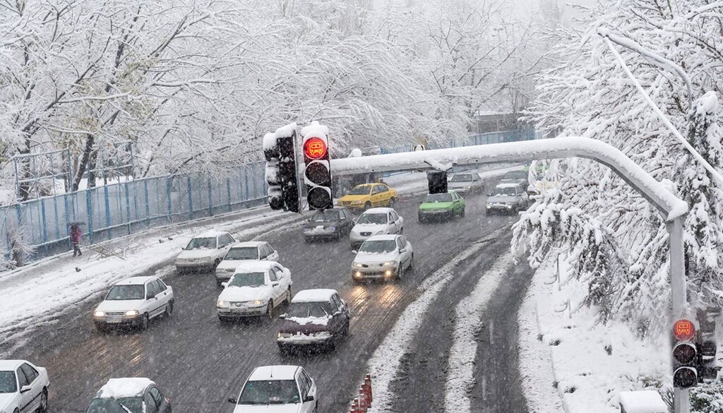 بارش برف باعث ترافیک سنگین در بزرگراه ارتش شد