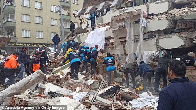 بیش از ۳۶۰ کشته و ۲۰۰۰ مصدوم در زلزله ۷.۸ ریشتری ترکیه و سوریه