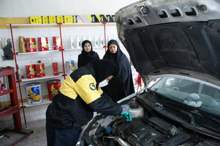 اولین تعمیرگاه خودرو ویژه بانوان در مرکز معاینه فنی تهران راه اندازی شد.