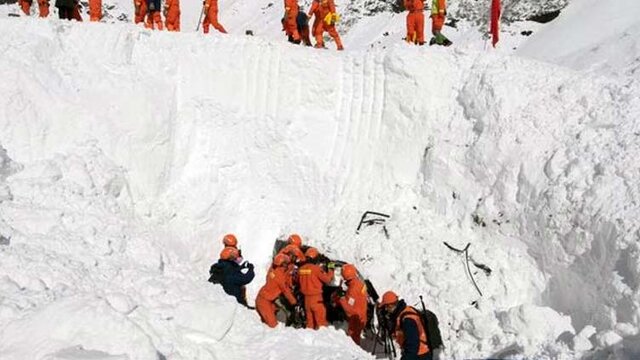 مفقود شدن یک کوهنورد در اثر ریزش بهمن از کوه کرکس