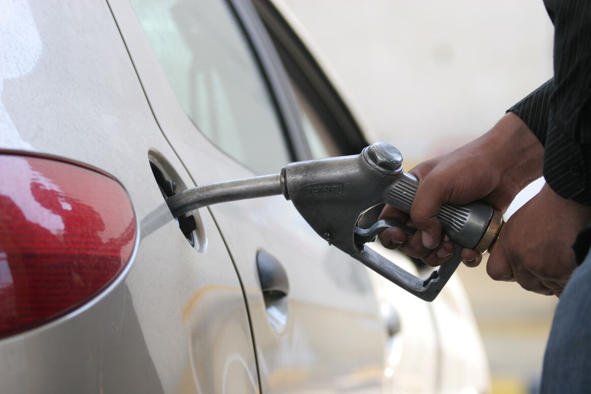 ارائه بنزین و گازوئیل به جز باک خودرو ممنوع است