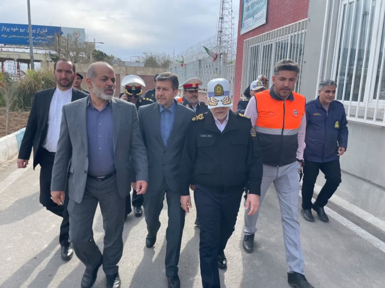 وزیر کشور از عوارضی تهران- قم بازدید کرد/ تاکید بر سفر ایمن