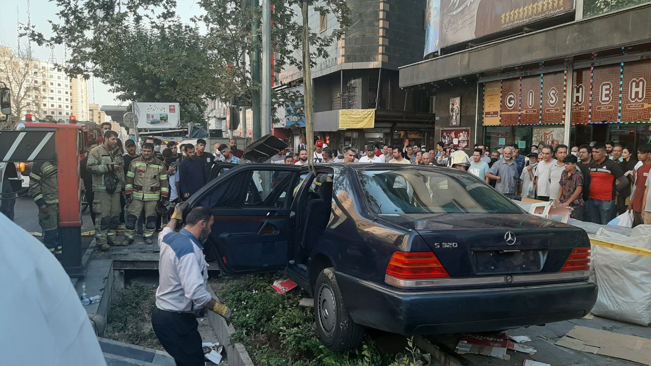 تصادف خودرو تشریفات در خیابان ولیعصر(عج) ۲ مصدوم برجا گذاشت
