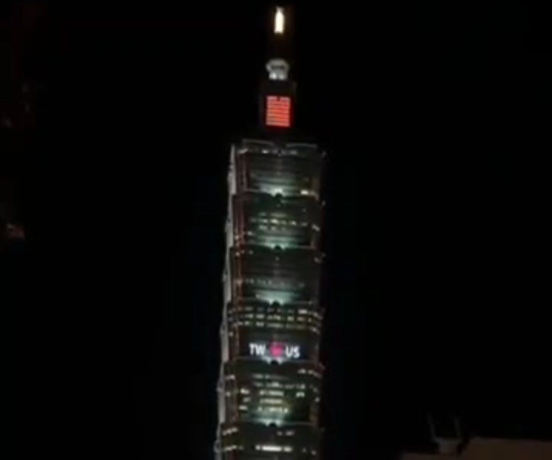 خوش‌آمدگویی به پلوسی در بلندترین برج تایوان (فیلم)