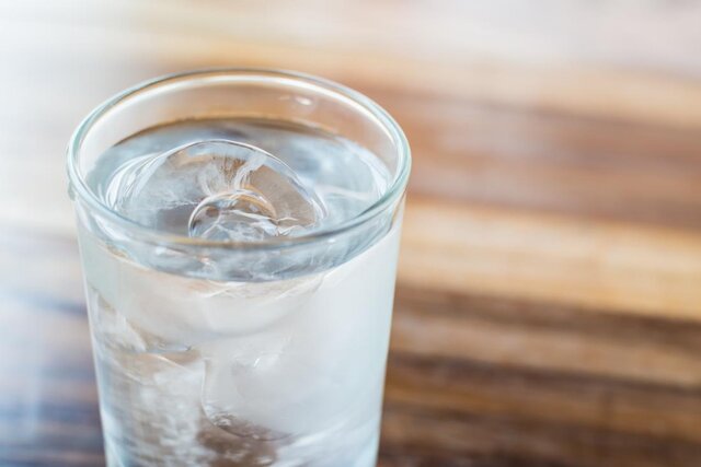 مضرات نوشیدن آب سرد برای سلامتی
