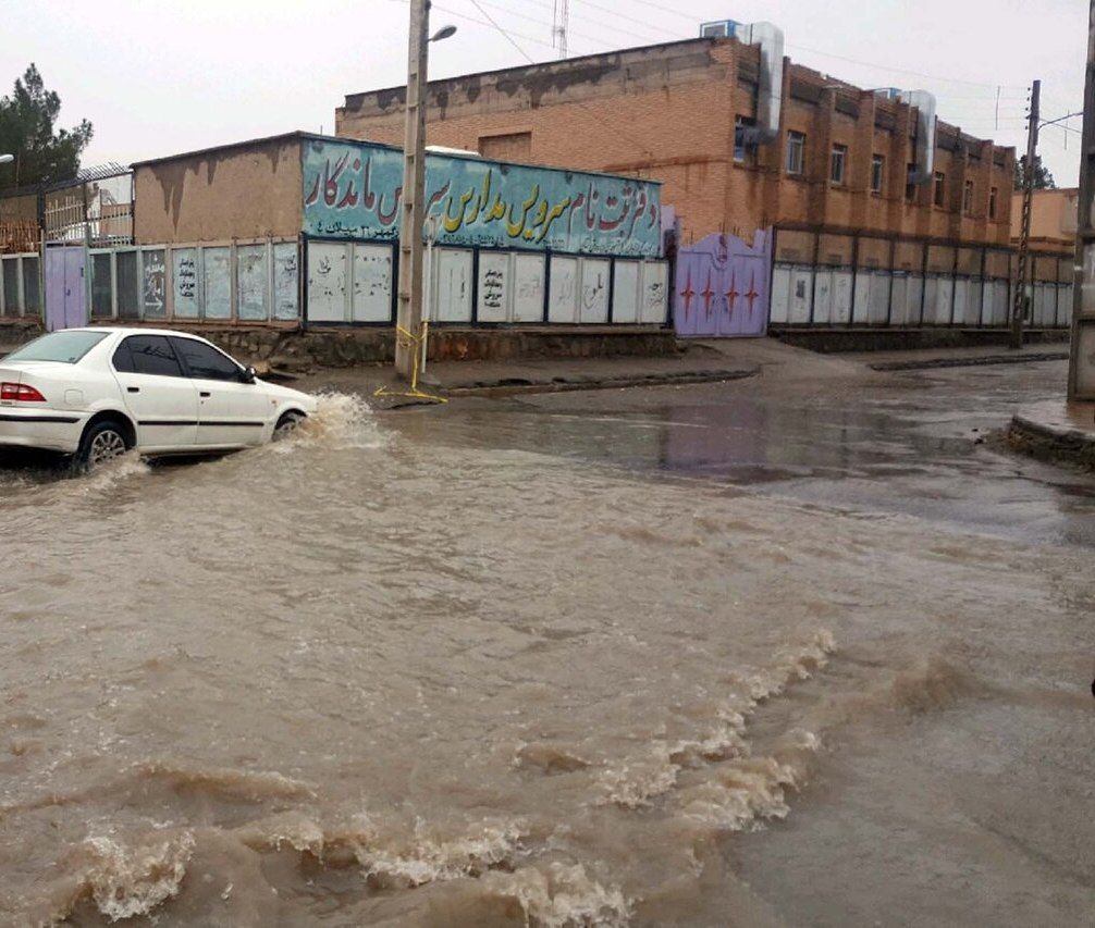 وضعیت نابسامان خیابان های کلانشهر زاهدان پس از بارش باران (فیلم)