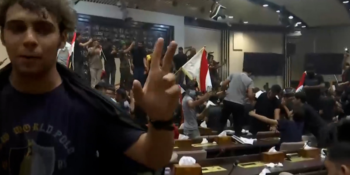 ورود معترضان عراقی به پارلمان (فیلم)