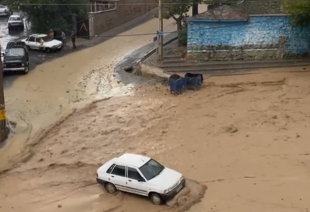 ورود سیلاب به رودهن تهران (فیلم)