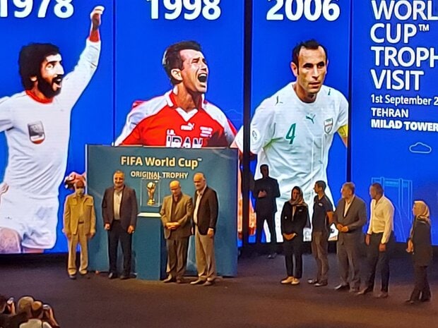 عصبانیت نماینده فیفا از بی‌نظمی در مراسم رونمایی از جام جهانی (فیلم)