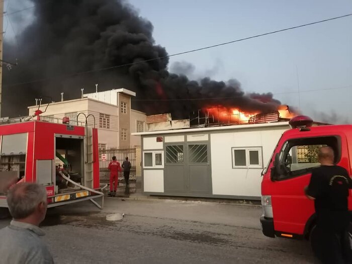مهار دو آتش‌سوزی همزمان در شهرک صنعتی شیراز