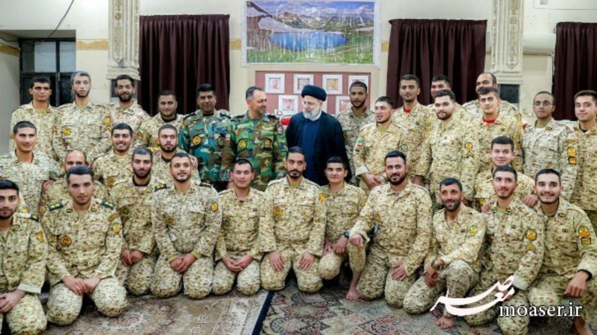شب یلدای رئیس‌جمهور در کنار سربازان