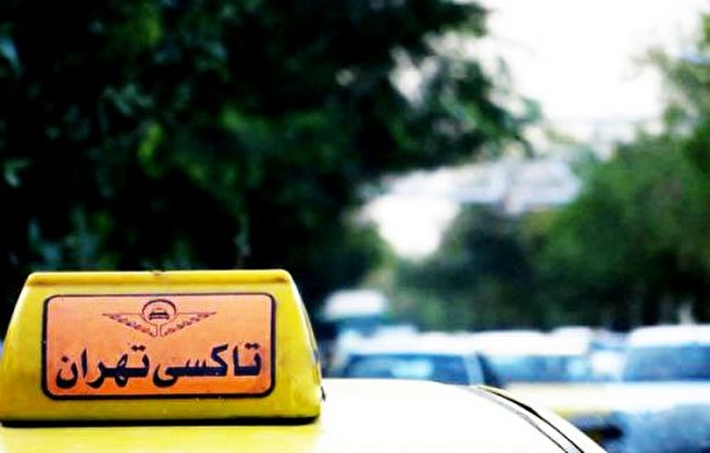 آغاز نصب برچسب نرخ کرایه روی شیشه تاکسی‌های تهران