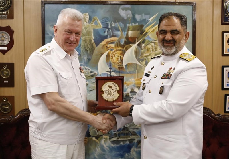 دیدار فرمانده نیروی دریایی روسیه با دریادار ایرانی