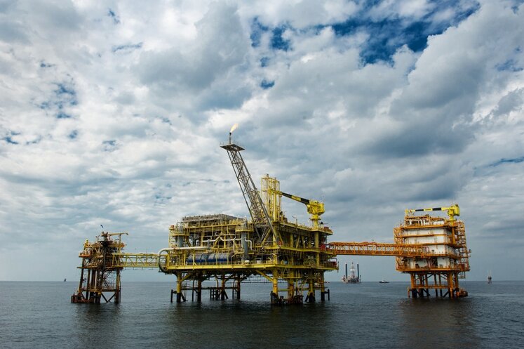 بررسی روند اجرای طرح‌ها و تنگناهای عملیاتی فرآورش و صادرات نفت و گاز جزیره لاوان