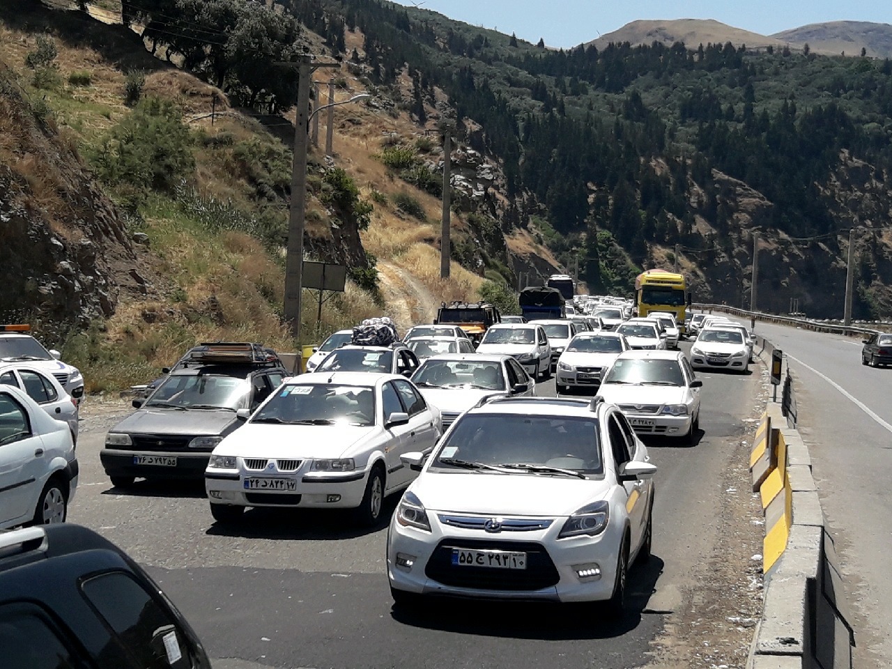 تردد وسایل نقلیه در آزادراه تهران-شمال و جاده چالوس ممنوع شد
