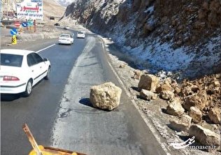 ریزش سنگ در جاده هراز /  ترافیک به سمت تهران پرحجم شد