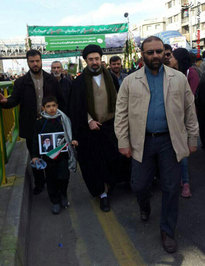 شرکت حجت الاسلام سید مجتبی خامنه ای و فرزندشان در راهپیمایی 22 بهمن