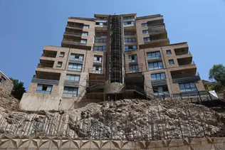 تخریب ساختمان ۱۰ طبقه غیرمجاز در میگون با حکم قطعی دادگاه
