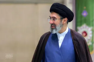همواره پاسدار هویت ملی و پرچم نظام اسلامی باشید